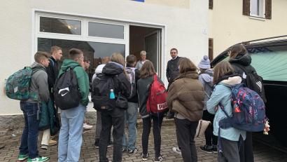 Bild: Bestattungsinstitut Sticht/exb
Die Schüler der 9. Klasse der Fichtelnaabtal-Mittelschule besuchten ein Bestattungsinstitut.