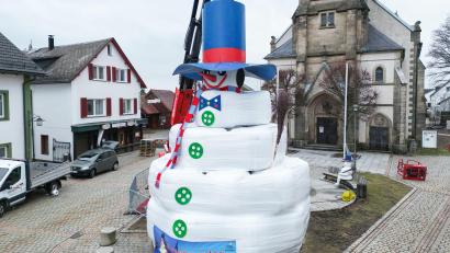 Bild: Daniel Löb/dpa
Der zwölf Meter hohe Schneemann «Jakob» steht für das Schneemannfest auf dem Marktplatz in Bischofsgrün. Wegen Schneemangels verwendeten die freiwilligen Helfer dieses Mal weiße Heuballen.