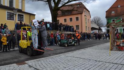Bild: gi
Es wurde der Marktplatzumbau durch Bilder auf Korn genommen. Dabei wurden die Zustände vor dem Ausbau in schwarz/weiß und nach dem Ausbau dasselbe Bild in Farbe gezeigt. Der Ausbau soll immerhin 600.000 Euro gekostet haben. Die Betrachter stellten fest, dass sich nur die Farben änderten.