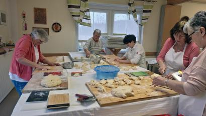 Bild: exb; Krapfenbackteam/Michaela Zeitler
Die Kunst des Krapfen backens: Schöne Laibchen formen. Die Bilanz des Krapfenbackteams kann sich mehr als sehen lassen: 9500 Exemplare des leckeren Schmalzgebäcks werden diesmal verkauft.