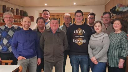 Bild: Josef Hanauer/exb
Wahlen beim Kleintierzuchtverein Wiesau: Das Bild zeigt das Führungsteam mit dem neuen Vorsitzenden Johannes Stengl (vorne, Dritter von rechts) und dem bisherigen Vorsitzenden Markus Stengl (hinten rechts).