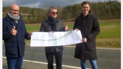 Bild: mad
Die Bürgermeister Maximilian Beer (Schwarzhofen), Martin Birner (Neunburg vorm Wald) und der Leiter des Staatlichen Bauamtes Amberg-Sulzbach (von links) stellen vor Ort die im Frühjahr beginnende Baumaßnahme vor.