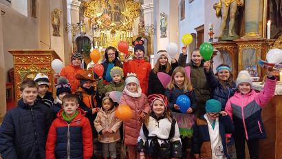 Bild: Regina Siller/exb
Zum Gottesdienst am Faschingssonntag in der Pfarrei Leonberg kamen die Kinder kostümiert; außerdem flogen Luftballons durch die Kirche.