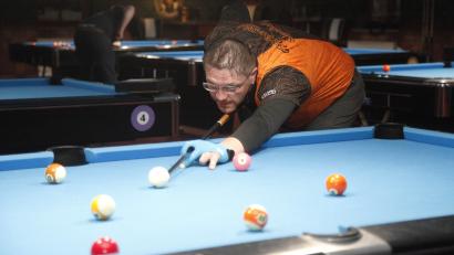 Bild: Hirsch
Andreas Kurz aus Schwarzenfeld holte sich den bayerischen Meistertitel im Poolbillard in der Kategorie "8-Ball". Der 48-jährige startet für den Schwandorfer Verein "Kiss-Shot".