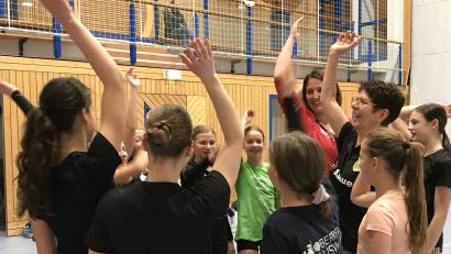 Bild: mma
Mit ihrer Begeisterung für Volleyball hat Lisa Lederer (Dritte von rechts) schon viele junge Menschen angesteckt. Am 29. Februar wird ihr in München der bayerische Verdienstorden verliehen.