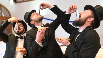 Bild: gf
Den Marsch der Zylinderköpfe in Hohenburg hält man nur mit einer ordentlichen Unterlage, Fisch und Brot, durch.