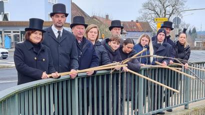 Bild: Mitterteicher Gaudiwurm/exb
Auf der Färberbrücke traf sich am Aschermittwoch eine Abordnung des Mitterteicher Gaudiwurms mit Vertretern der Stadt Mitterteich zum traditionellen Geldbeutelwaschen.
