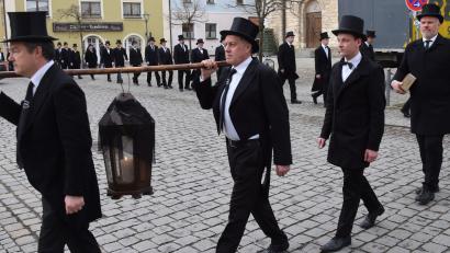 Bild: bö
Beim Fischzug gibt eine strenge Hierarchie, wer wo geht. Zuerst die Laternenträger, dann Gemeindevertreter, heuer war es Dritter Bürgermeister Mathias Huger, Faschingsprinz Christoph I., Zeremonienmeister Thomas Wagner, Brotmeister Michael Eckmeder, Fischmeister Markus Hummel und Schatzmeister Klaus Schwarz.