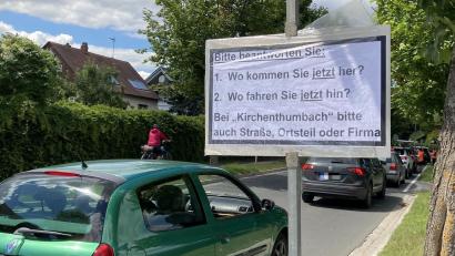 Archivbild: ü
Im Jahr 2020 befragten Mitarbeiter des staatlichen Bauamts und der Polizei am Ortseingang und -ausgang die Autofahrer, um die Verkehrsströme und -dichte in Kirchenthumbach auswerten zu können.