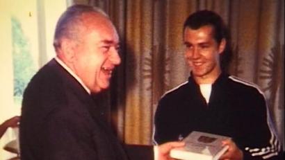 Bild: Archiv Rudolf Knoll
Franz Beckenbauer (rechts) im zarten Alter von 21 Jahren. Anlässlich des Gastspiels des FC Bayern München in Haselmühl gab es einen Empfang bei Landrat Hans Raß.