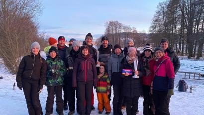 Bild: EFH Hohenthan/exb
Elf sogenannte "Moarschaften" gingen bei der Vereinsmeisterschaft der Eisstockfreunde Hohentahn an den Start. Im Bild (von links) die Moarschaften "Löschzwerge", "Kaltenmühle II" und "Eisfeger" mit Vorsitzender Theresa Weigl (vorne, Mitte) und ihrem Stellvertreter Berthold Kraus (hinten, rechts).