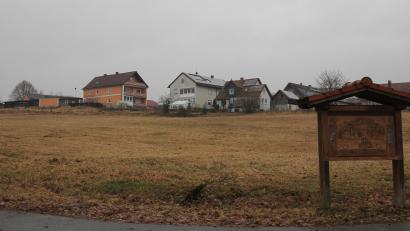 Bild: fks
Am Ortseingang von Reuth entsteht das neue Baugebiet "Gartenäcker". Nun wurden die Erschließungsarbeiten vergeben.