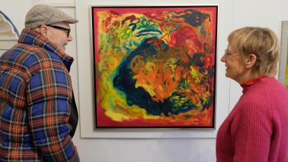 Bild: do
Die Kunstausstellung mit Bildern von Karl Aichinger handelt "Vom Schauen der Schöpfung". Interessiert betrachten Gäste der Vernissage das Bild mit dem Titel "Macht des Schicksals", einem Kunstwerk in Öl und Acryl auf Leinwand