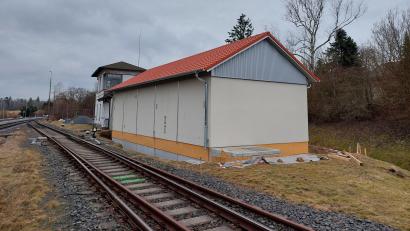Bild: Deutsche Bahn/exb
Das neue Stellwerkgebäude in Pechbrunn ist fertig.