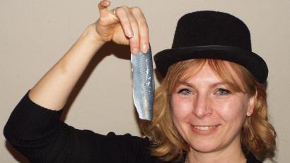 Bild: e
Ehre wem Ehre gebührt: Der erste Fisch gehört beim Fischzug in Kümmersbruck der Präsidentin, Denise Forster.