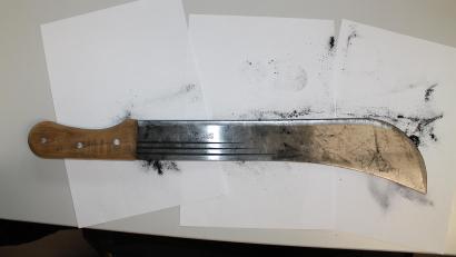 Bild:  Polizei Marktredwitz
Die Polizei Marktredwitz sucht nach einem Unbekannten, der seine Machete an einem Tatort zurückgelassen hat.