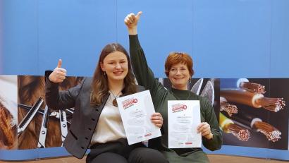 Bild: A. Stepper
Maria Prem freut sich mit Chefin Barbara Schmid über die Auszeichnung beim Berufswettbewerb der Deutschen Meisterschaft im Handwerk.