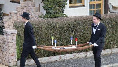 Bild: mrr
Luca Hollweck (links) und Andreas Jäger tragen beim Fischzug in Rieden die Misttrage mit dem Geldbeutel.