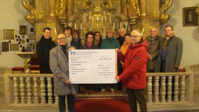 Bild: sei
Hararld Puckschamel (vorne, links), Vorsitzender des Fördervereins St. Moritz, übergibt an Kirchenpfleger Karl Hofmann (vorne, rechts) im Beisein von Pfarrer Thomas Kohlhepp (hinten, links) und den Vorstandsmitgliedern für die Renovierung der Gemälde in der Moritzkirche einen Spendenscheck in Höhe von 32.705,15 Euro
