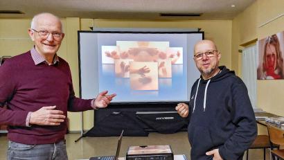 Bild: Kerstin Starke/fph
Sie sind nach wie vor ein gutes Team im Fotoclub Arzberg: der neue Vorsitzende Hartmut Bombosch (links) und sein Vorgänger Stefan Weiß, der jetzt Ehrenvorsitzender ist.