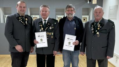 Bild: Heidi Schöpf/exb
Vorsitzender Florian Traßl (links) und Zweiter Vorsitzender Karl Danzer (rechts) ehrten Günter Piontek (Zweiter von links) für 60 Jahre und Klaus Steinkohl für 40 Jahre Mitgliedschaft.