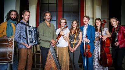 Bild: Sam Verhaert/exb
Band Halva: Nicolaas Cottenie, Andriana Achitzanova, Alina Bauer, Eline Duerinck, Susi Evans, Muhittin Kemal, Robbe Kieckens und Ira Shiran