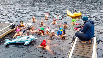 Bild: Thomas Geißler/fph
Die Mitglieder der "Ice Crew", die auch das Event organisieren, waren traditionell die erste Gruppe im Wasser und die, die es am längsten darin ausgehalten hat.