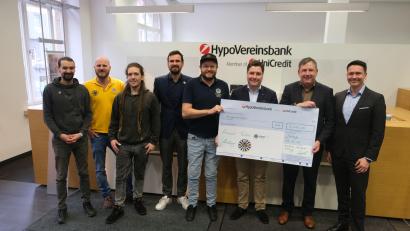 Bild: usc
Zum zweiten Mal nach 2022 schon durften Vertreter des Förderkreises von Round Table Amberg eine Stiftungsspende entgegennehmen. Von rechts Rico Eckart, Tobias Wolf, Stefan Fuchs, RT-Präsident Thomas Andraschko sowie als weitere Clubvertreter Michael Thiel, Julian Ellmeier, Basti Prechtl und Manuel Werthner.