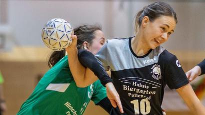 Bild: Guenter Uschold
Carina Hauser (rechts) in Aktion: Die HV-Damen wollen gegen den TV Altdorf punkten.