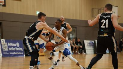 Bild: Dieter Jäschke
TB-Topscorer Chris Hill in Aktion im Spiel gegen die Dukes Dingolfing: Vor drei Wochen stürzten die Weidener Bayernliga-Basketballer den damaligen Tabellenführer. Nun sollen auch die Longhorns Herzogenaurach in Weiden den Kürzeren ziehen.