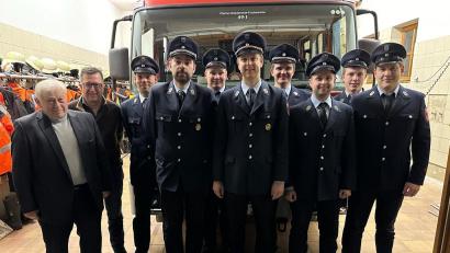 Bild: Feuerwehr Weidenthal/exb
Bürgermeister Johann Wilhelm (links) gratuliert der neu gewählten Vorstandschaft der Feuerwehr Weidenthal-Trichenricht mit (von links) Stefan Reisnecker, Christian Seegerer, Matthias Meier, Max Hutzler, Christian Meier, Stefan Manner, Johannes Eckl, Thomas Blödt und Thomas Haas.