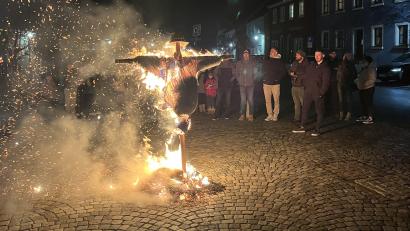 Bild: mh
Der Wastl brennt und mit der brennenden Strohpuppe wird offiziell der Fasching 2024 in Luhe beerdigt.