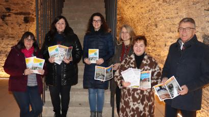 Bild: Stadt Tirschenreuth/exb
Bürgermeister Franz Stahl (von rechts) mit Gästeführerin Cornelia Stahl, Tourist-Info-Mitarbeiterin Susanne Stich, der stellvertretenden Leiterin der Tourist-Info/MQ Katrin Demleitner, der Leiterin der Tourist-Info/MQ Birgit Plößner sowie Tourist-Info-Mitarbeiterin Petra Römer bei der Vorstellung des neuen Gästeführerprogramms 2024 im Gewölbekeller der Fronfeste. Das Gebäude ist ebenfalls Schauplatz einer der Führungen.