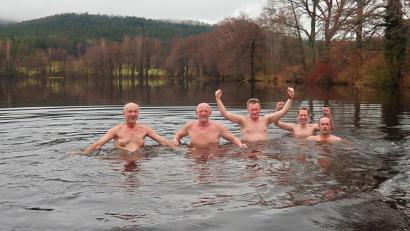 Bild: bsc
Als hartgesottene Schwimmer zeigten sich (von links) Reinhard Zeitler, Peter Wildenauer, Markus Münchmeier, Johannes Mühlbauer und Markus Kellner beim Eisbaden. Mit der Aktion lösten sie ein Wettversprechen ein.