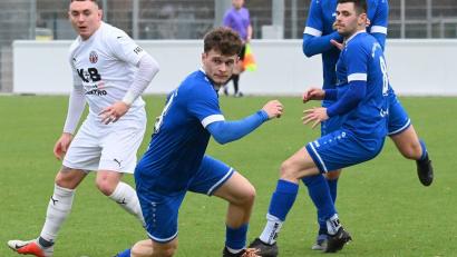 Bild: Werner Franken
Mit 3:2 gewann die SpVgg SV Weiden (blaue Trikots) ihr letztes Testspiel gegen den Bayernligisten ASV Cham. An diesem Wochenende haben die Schwarz-Blauen gleich drei Vorbereitungsspiele eingeplant.