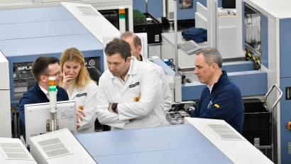 Bild: Petra Hartl
SPD-Chef Lars Klingbeil (Dritter von links) beim Rundgang durch das Siemens-Elektronikwerk. Links Betriebsleiter Sven Zschiedrich, rechts Vorstandsmitglied Cedrik Neike.