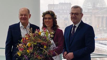 Bild: Bundesregierung/exb
Blumenfee Kathrin Köhler aus Schirmitz war am Valentinstag zu Gast bei Bundeskanzler Olaf Scholz.