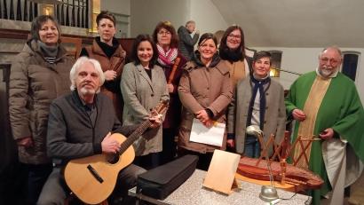 Bild: grm
Eine gelungene Premiere feiert die „Gesangsgruppe Engleshofer SingSang“ bei ihrem ersten Auftritt in der Pfarrkirche in Michldorf mit den Instrumentalisten, Sängern und Leiterin Angelika Hummel (Zweite von rechts), hier mit Pfarrer Alfons Forster. Auf dem Bild fehlt Annemarie Würth.