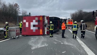 Bild: Verkehrspolizei Hof
Ein umgekippter Lkw blockiert die A93 bei Selb in Richtung Hof.