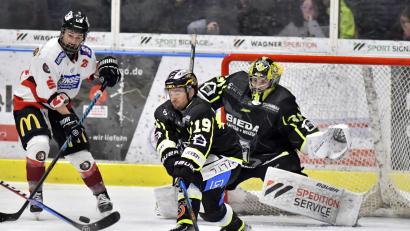 Bild: Hubert Ziegler
Die Amberger müssen in den Play-off-Spielen gegen den Favoriten Erding vor allem in der Defensive gut stehen. Kevin Schmitt (Mitte) und Torhüter Timon Bätge (rechts) machen es schon mal vor, wie das klappen könnte.