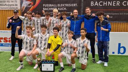 Bild: Baldauf/exb
So jubeln Sieger: In der laufenden Hallensaison haben die C-Junioren der SpVgg SV Weiden acht von elf Turniere gewonnen. Am Samstag geht es für die Truppe von Trainer Sebastian Baldauf (links) zur "Bayerischen" im Futsal.