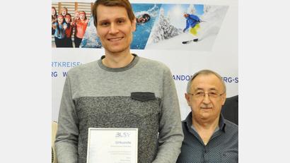 Bild: Allacher/exb
Alwin Prainer vom TSV Schwandorf (links) bekommt den Ehrenamtspreis des Bayerischen Landessportverbandes. Sein Vereinskamerad Gisbert Götz (rechts) hält die Laudatio.