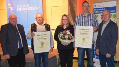 Bild: bö
Für ihr ehrenamtliches Engagement verleiht die Gemeinde Ebermannsdorf an zwei verdiente Männer Dankurkunden (von links): Zweiter Bürgermeister Johann Vornlocher, Gerhard Kriegl, Maria Mandl, Stephan Mandl und Dritter Bürgermeister Herbert Jäger.