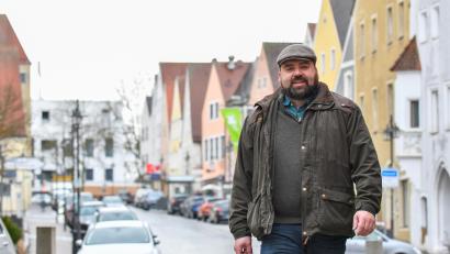 Bild: Petra Hartl
Stefan Frank marschiert lächelnd auf das Rathaus zu: Ob er den Schwung nach der Amtsübernahme beibehält, wird sich zeigen. Derzeit versucht er, sich so gut es geht auf seine neue Rolle vorzubereiten.