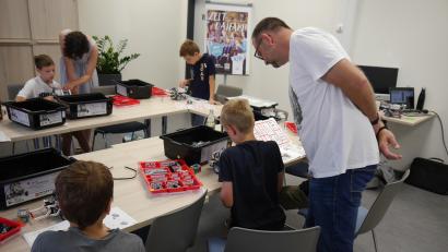 Bild: Kreisjugendring Tirschenreuth/exb
Im "B20 Meetingroom" bietet der Kreisjugendring Tirschenreuth regelmäßig Kurse an. Hier üben sich Jugendliche mit Lego-Mindstorms-Robotern.