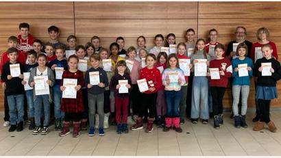 Bild: Schraml-Kithier/exb
Die Nachwuchssportler der DJK Leichtathletikabteilung nehmen ihre Sportabzeichen entgegen.