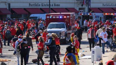 Bild: Reed Hoffmann/AP/dpa
Die Polizei räumt das Gelände nach einem Zwischenfall bei der Siegesparade der Kansas City Chiefs.