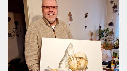 Bild: Thomas Dobler
Konrad Meierhofer mit einem Bild, das ein Freund gemalt hat.