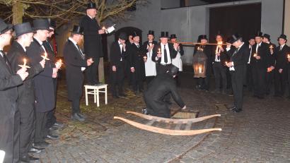 Bild: bö
Es ist kurz vor Mitternacht, als Zeremonienmeister Thomas Wagner, auf einem Stuhl stehend, die Geldbeutellitanei im flackernden Kerzenschein vorträgt.. bevor der Faschingsprinz den Geldbeutel ins Kirwabaum-Loch legt.