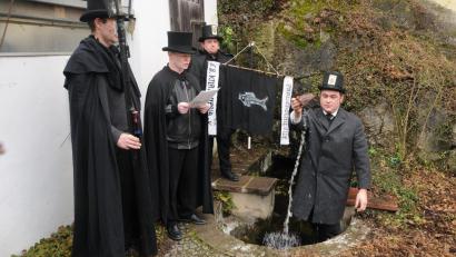 Bild: ge
Traditionelles Geldbeutelwaschen an der Fürstenquelle im Bochviertel von Sulzbach-Rosenberg.